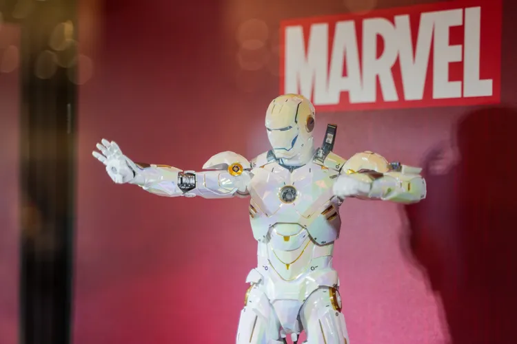 《鋼鐵人2》鋼鐵人MK4幻彩白幾何限定版。田欣雲攝影