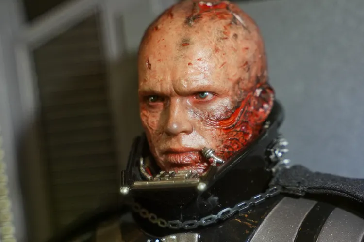 每尊人偶頭部，都是由專業雕塑師根據演員真實面部特徵手工製作。田欣雲攝影