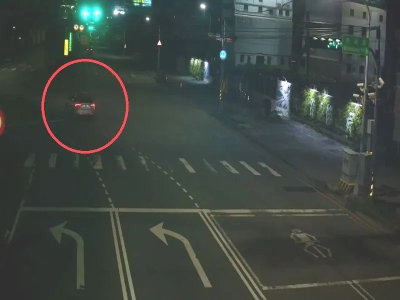环中路往南方向部分驾驶自台74线下匝道后误入左转专用车道,见左转绿灯亮起仍违规直行切入快车道。警方提供