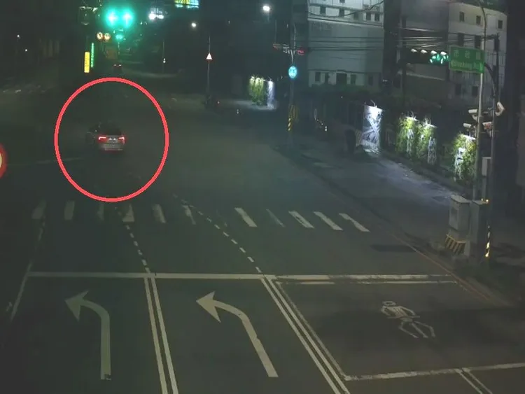 環中路往南方向部分駕駛自台74線下匝道後誤入左轉專用車道，見左轉綠燈亮起仍違規直行切入快車道。警方提供