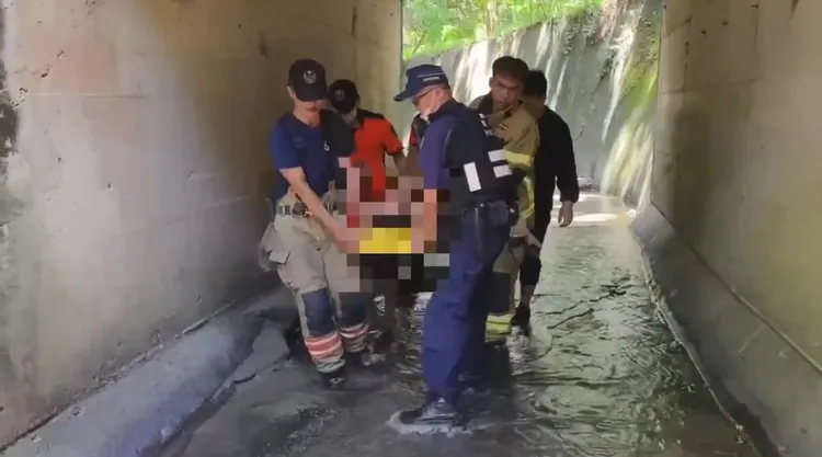 陈男重创彩券行女店员后,跑到山区想烧车灭证,引火上身跳下山沟重伤,被员警找到送医救回一命。翻摄照片