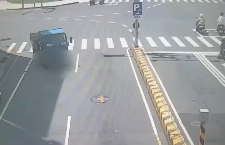 陳男開著貨車到彩券行，先拿美工刀殺傷女店員，又落跑到山區想燒車滅證。翻攝照片