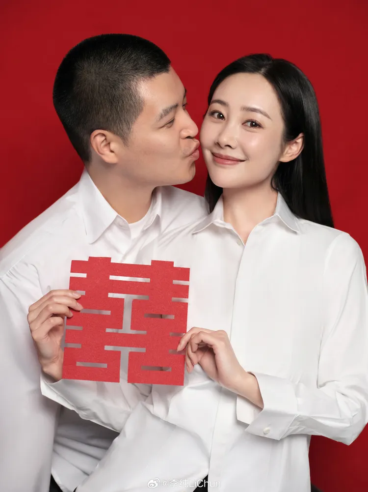 馬頔（左）和李純的結婚認證照喜氣洋洋。翻攝李純微博