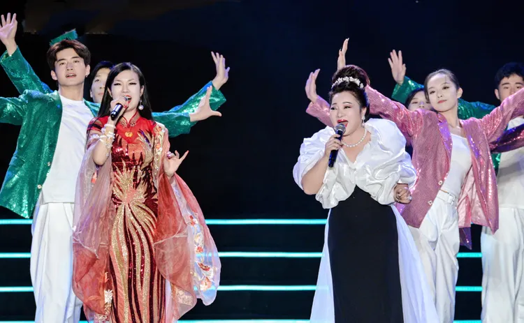 白冰冰(右)與創辦人陳飛在台上演唱〈廈門水噹噹〉。世界閩南語金曲盛典組委會提供