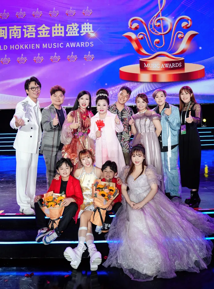 白冰冰(後排左四)與創辦人陳飛(後排左三)與本屆優秀台灣選手合照。世界閩南語金曲盛典組委會提供