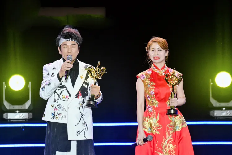 黃一飛(左)、林姍是本屆歌王歌后。世界閩南語金曲盛典組委會提供