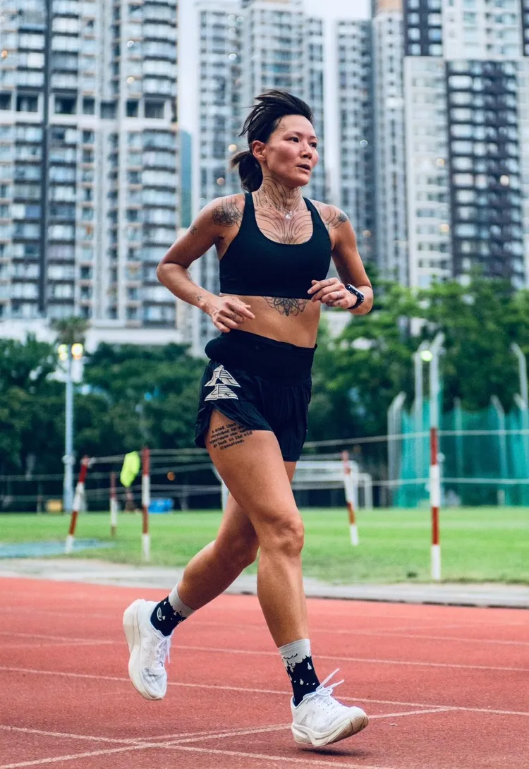 香港雙棲歌后盧巧音近年透過跑步維持體態。和協整合行銷提供