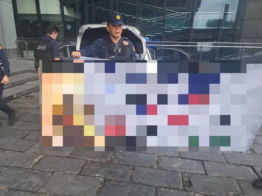 驚！男抱瓦斯桶衝三立電視台抗議　嗆點火自焚遭壓制