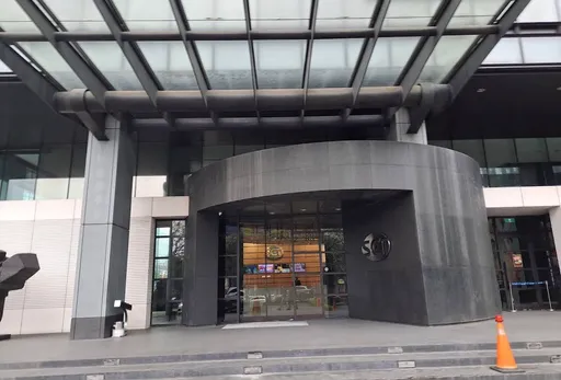 驚！男子抱瓦斯桶衝內湖電視台門外抗議　與警對峙嗆點火自焚遭壓制