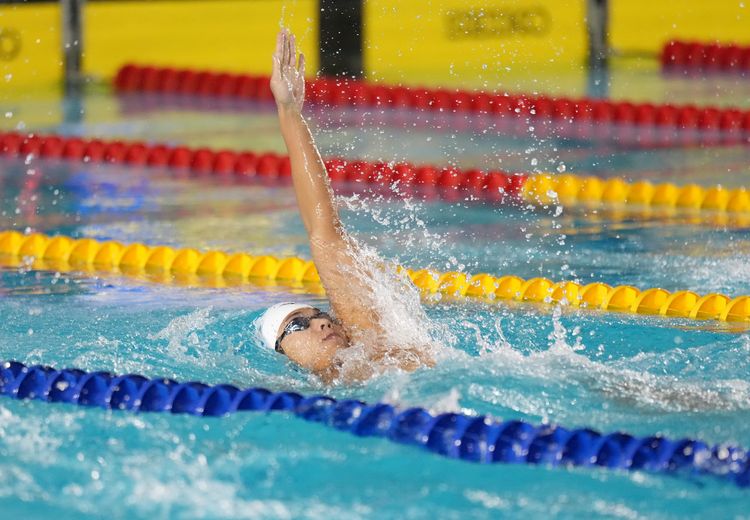 王星皓帶傷奪金！撕裂傷仍游出2分01秒　與學弟傅堃銘金包銀