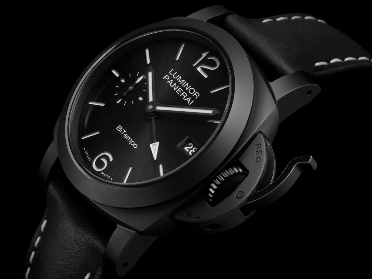 沛纳海 Luminor GMT Ceramica PAM01460,40mm、陶瓷表壳、黑色太阳放射纹三明治表盘、黑色小牛皮表带(附橡胶表带)、P.900/GMT自动上链机芯、动力储存3 日|防水深度 300米,46万2000元。品牌提供