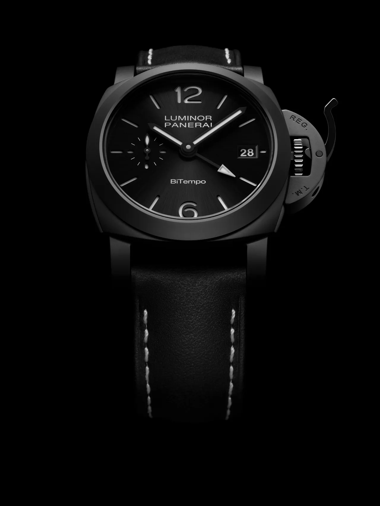 沛纳海 Luminor GMT Ceramica PAM01460,40mm、陶瓷表壳、黑色太阳放射纹三明治表盘、黑色小牛皮表带(附橡胶表带)、P.900/GMT自动上链机芯、动力储存3 日|防水深度 300米,46万2000元。品牌提供