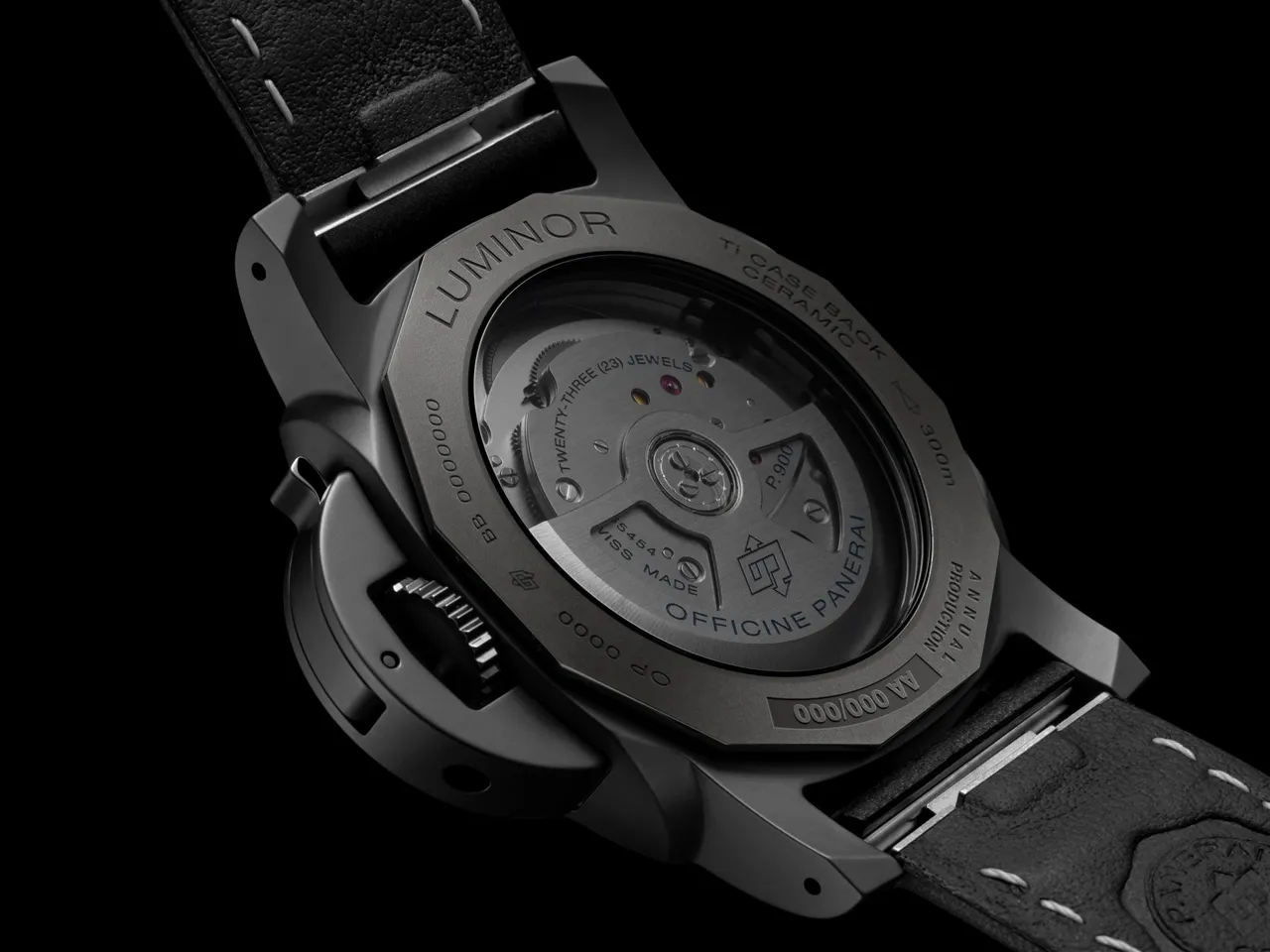 沛纳海 Luminor GMT Ceramica PAM01460,40mm、陶瓷表壳、黑色太阳放射纹三明治表盘、黑色小牛皮表带(附橡胶表带)、P.900/GMT自动上链机芯、动力储存3 日|防水深度 300米,46万2000元。品牌提供
