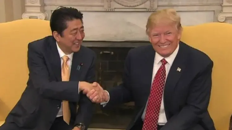 日本前首相安倍晉三（左）生前是美國總統川普的好友。資料照片