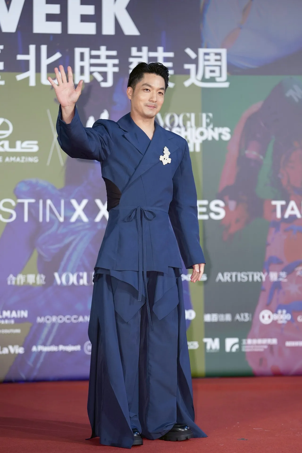 穿上以「冲浪」为灵感的西装,蒋万安以海浪般的深蓝色调登上时装周红毯。彭欣伟摄