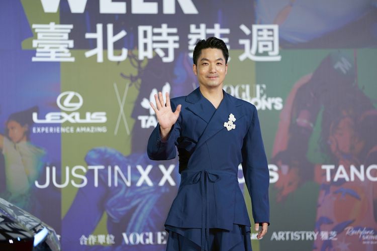 台北時裝週閉幕秀登場！蔣萬安穿深藍套裝現身　甜曝「最浪漫日常」