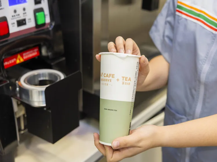 以「AI智能現萃茶機」搭配一鍵完成封口「封膜機」，就能快速完成一杯手搖飲。7-ELEVEN提供