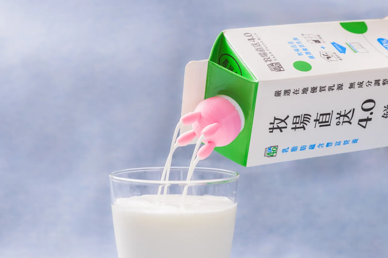 期间购买「牧场直送4.0鲜乳」等指定鲜奶,单笔累积满149元可将牛奶嘴盖带回家。全家提供