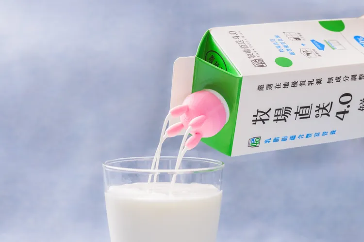 期間購買「牧場直送4.0鮮乳」等指定鮮奶，單筆累積滿149元可將牛奶嘴蓋帶回家。全家提供