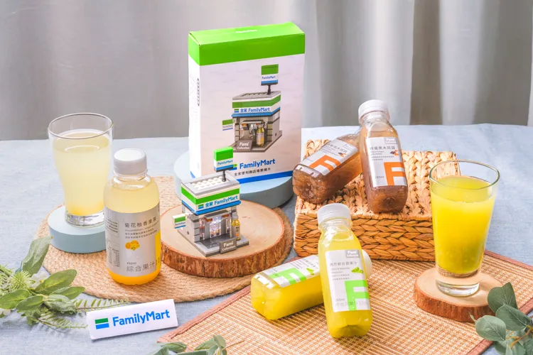 即日起購買FMC全品項飲品，滿3件就能以59元加價購全家店鋪造型積木1組。全家提供