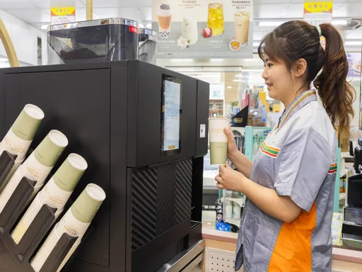 超商引进「AI制茶机」可出近20款品项 服务业缺工有解