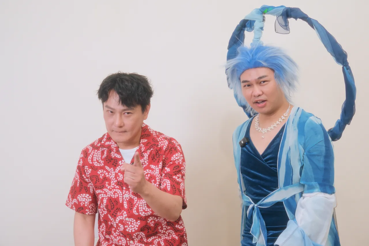张信哲(左)挑战「结尾妖精」。艺和创艺提供
