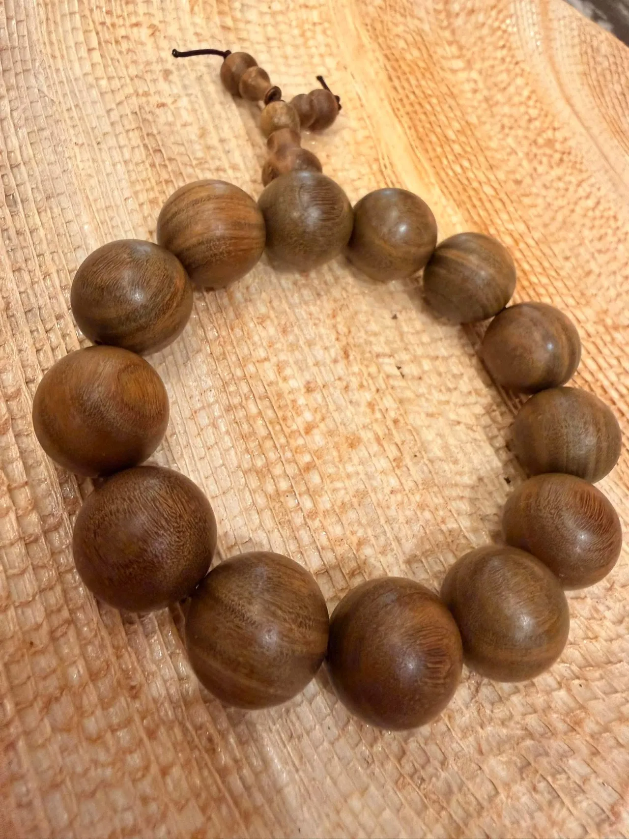 田定丰秀出坣娜送给他的手珠。摘自脸书