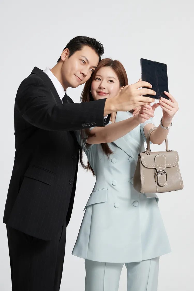 趙露思以淺藍色西裝套裝搭配DELVAUX經典Brillant Mini Surpiqué手袋。品牌提供
