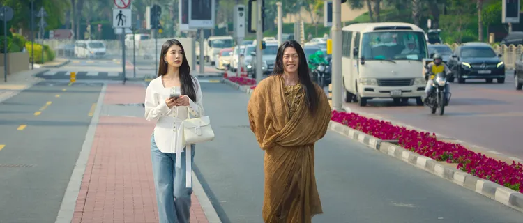 秀智則是以白色排扣上衣、牛仔褲，拎上DELVAUX Brillant PM象牙白手袋。翻攝Netflix