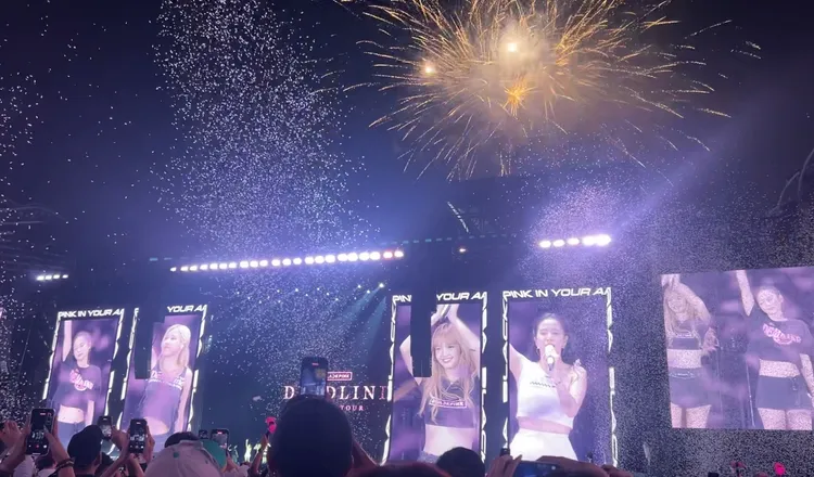 BLACKPINK演出結束後，立刻到小港機場搭機離台。讀者提供