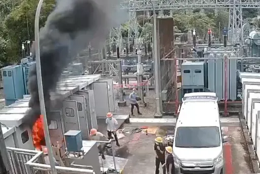 兰阳发电厂惊传爆炸!设备箱火烟狂窜 厂长遭电弧灼伤瘫软倒地