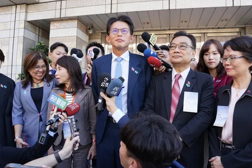 黄国昌养狗仔跟监官员!吴思瑶呛:有什么脸参加国庆