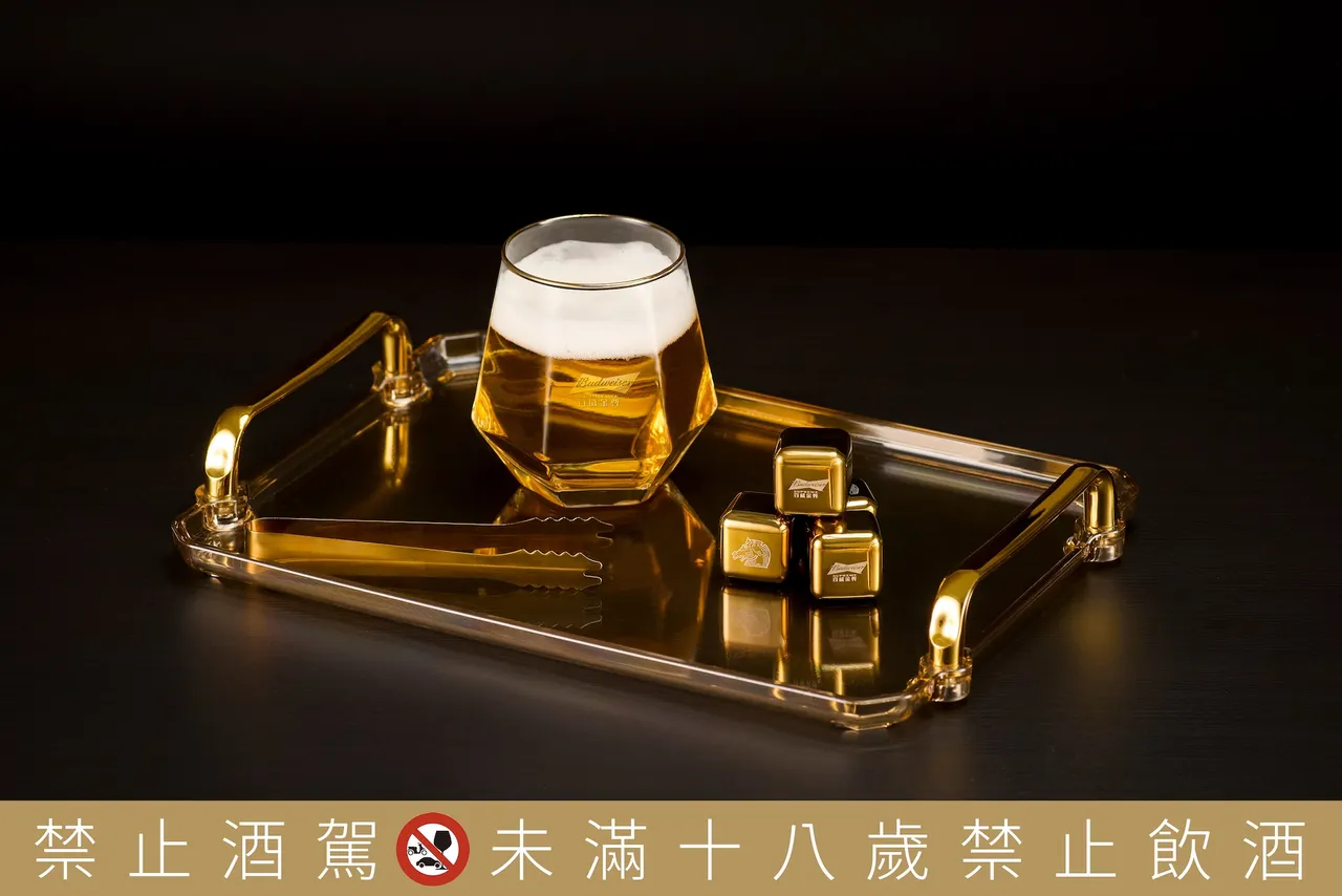 联名礼盒内含8罐500mL百威金尊,并附赠不锈钢冰块组,为您打造一场完美的品酒体验。业者提供