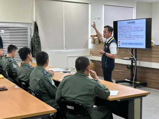 新北婦幼警察隊飛進新竹空軍基地 宣導數位性別暴力、性騷擾與反詐觀念