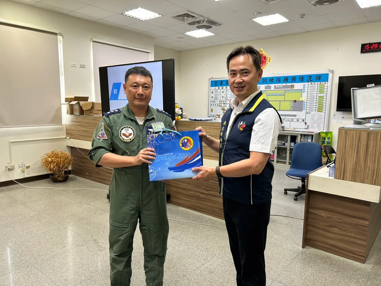 新北警妇幼警察队于新竹空军基地宣导防诈,结合最新手法,宣导防诈三步骤。警方提供