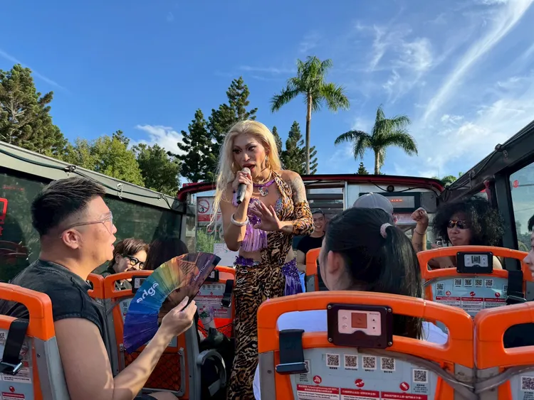 「彩虹觀光巴士」遊程中可與變裝皇后導覽員互動交流。台北市觀傳局提供