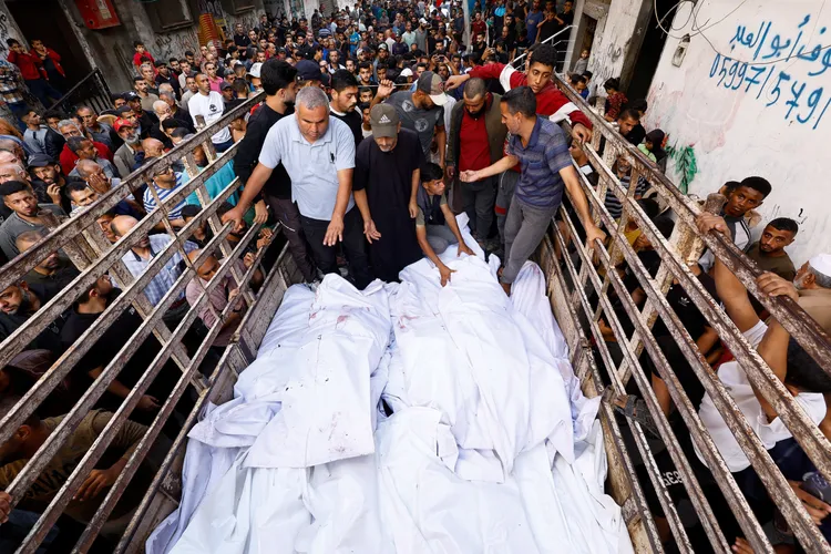 住在加萨的阿布达拉尔家族有多人被以色列空袭炸死，亲友哀伤送葬。路透社