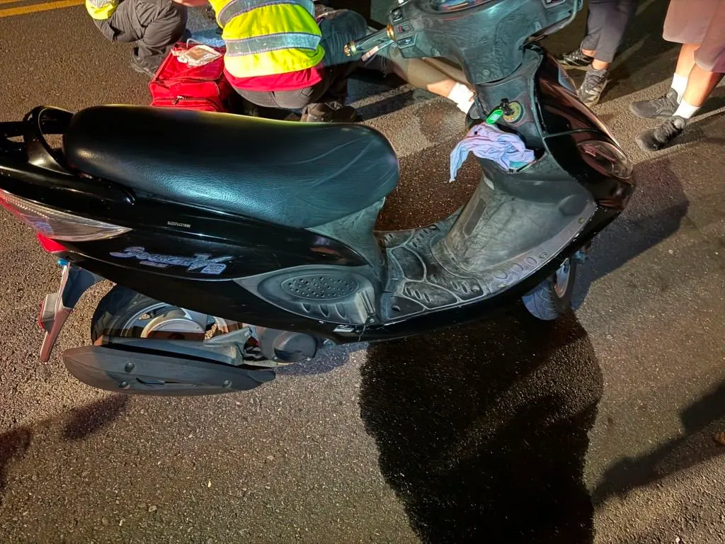 騎士車輛受損。龜山警分局提供