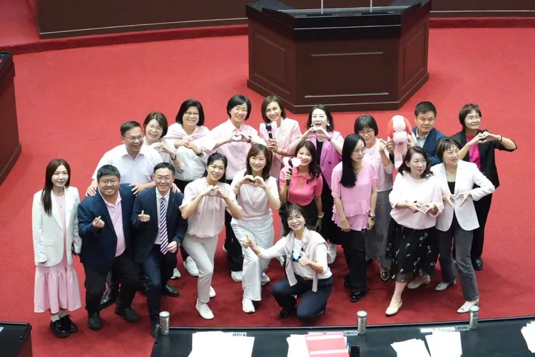 BLACKPINK明將於高雄開唱，綠委齊穿粉紅衣響應。翻攝自林楚茵臉書