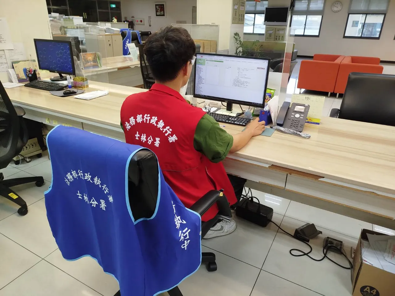 士林分署掌握「交通违规累犯王」黄男被冻结的帐户,一发现该帐户被解冻后,旋即执行并全额扣齐。示意图。士林分署提供