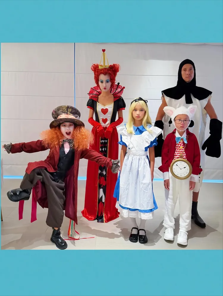 關穎（左2）化身紅心皇后、老公扮成撲克牌士兵、女兒C.C.是愛麗絲、2個兒子分別扮演瘋帽客以及三月兔。翻攝關穎IG