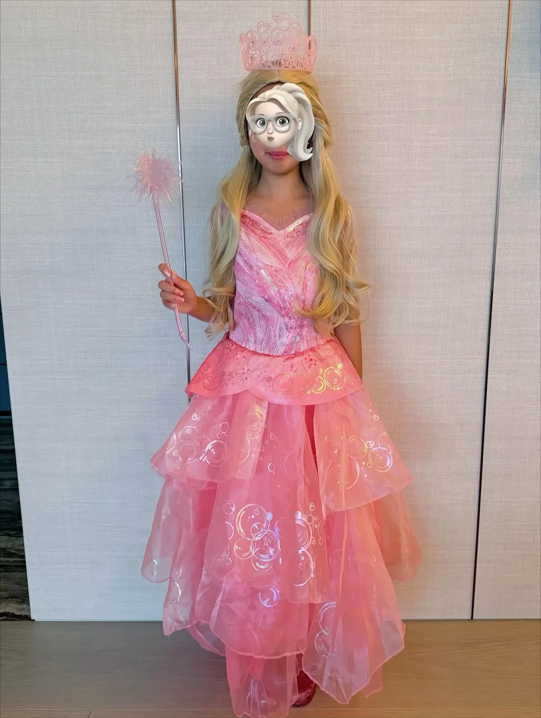 大女儿C.C化身为《魔法坏女巫》中的格琳达一角。翻摄关颖IG