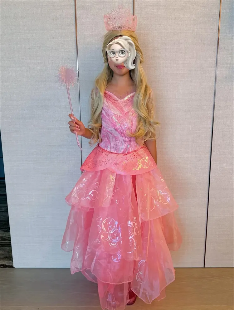 大女兒C.C化身為《魔法壞女巫》中的格琳達一角。翻攝關穎IG