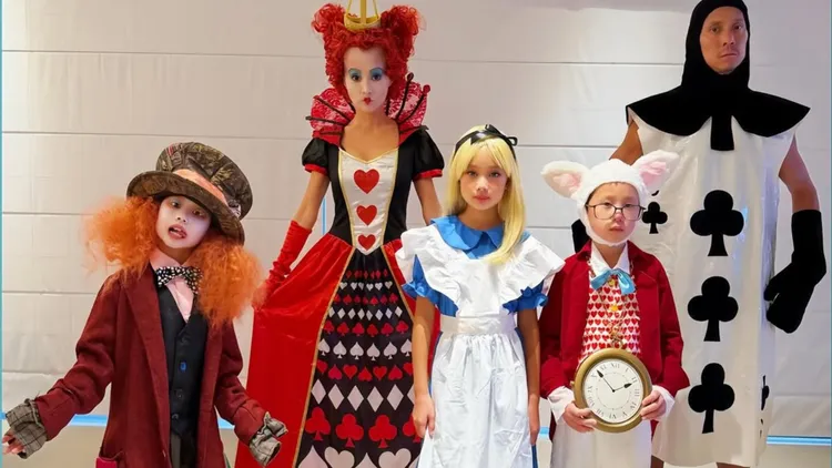 关颖全家又上演超狂变装 化身《爱丽丝》红心皇后细节超到位