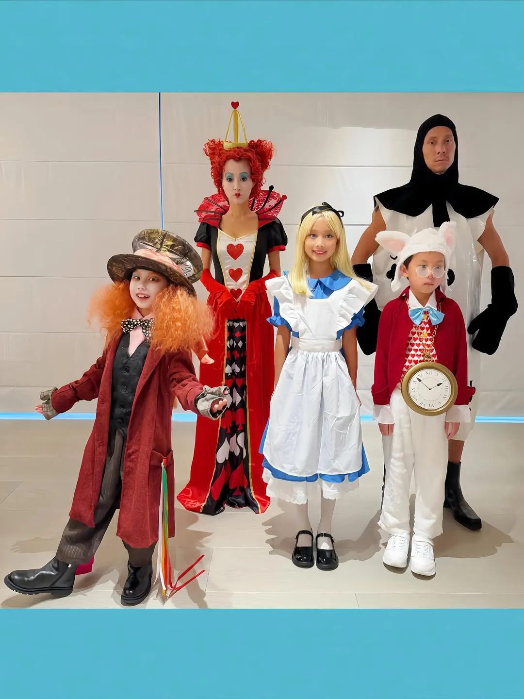 关颖一家的超还原变装收获网友好评。翻摄关颖IG