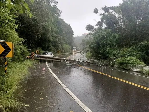 楊梅砂石車打滑勾斷2電桿橫躺路中央 道路全封一度釀逾800戶停電