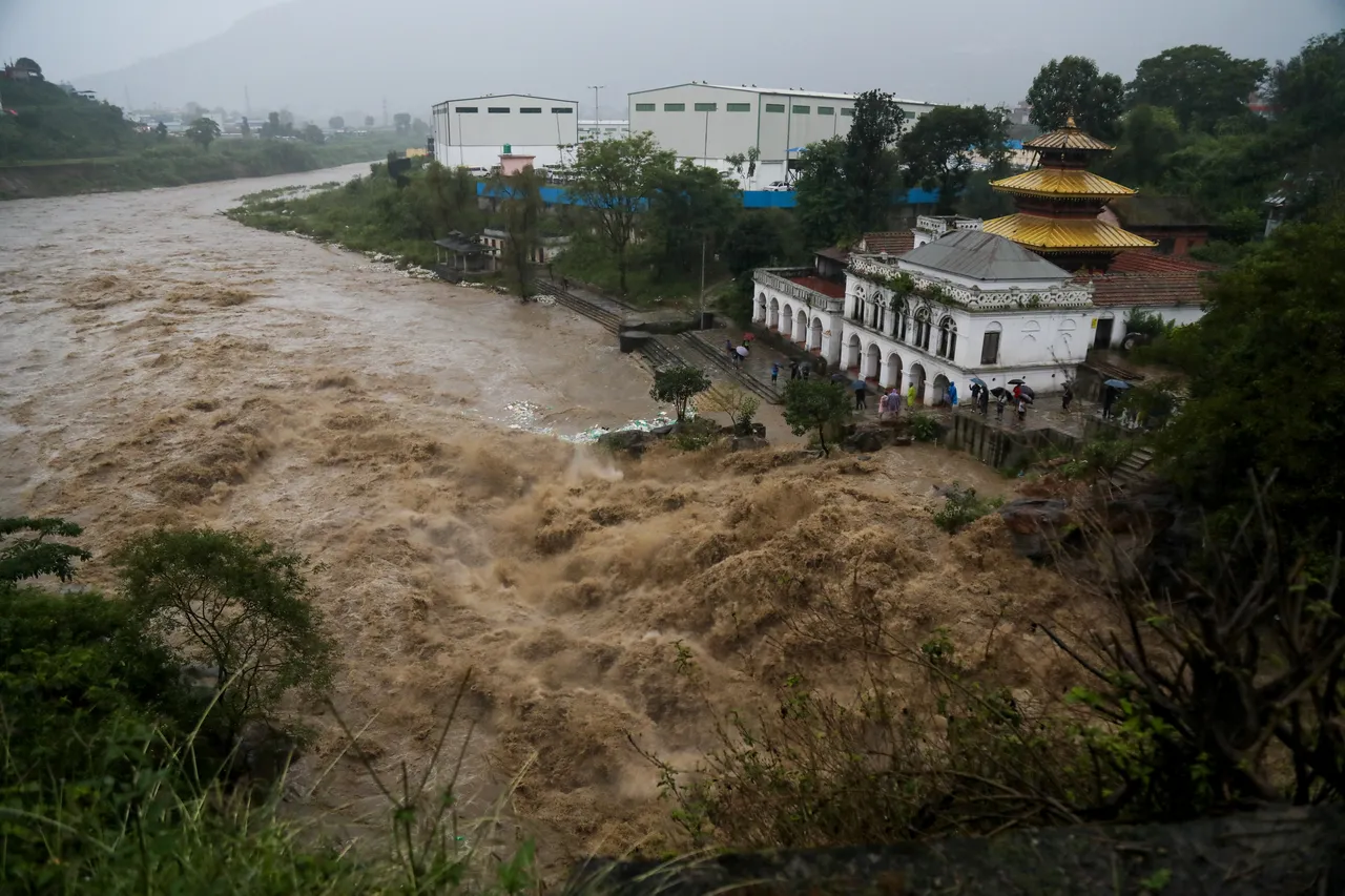 加德满都洪水泛滥。路透