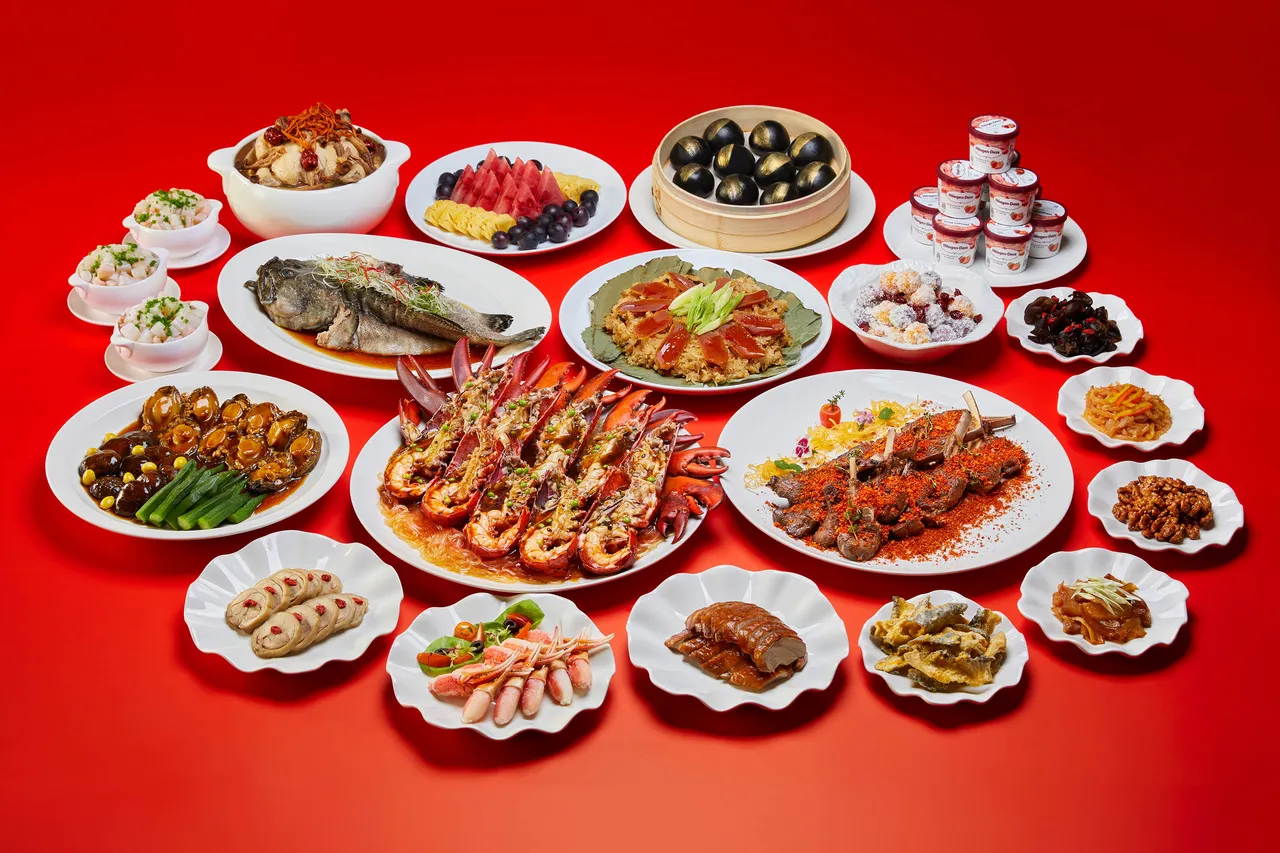 Mega50婚宴美馔精选上等食材,排盘大气,供应多种价位桌席,其中又以包含松露葛条蒸龙虾、干邑嫩肉鲜鲍鱼等佳肴的NT$25,800+10%宴席最受新人青睐。业者提供