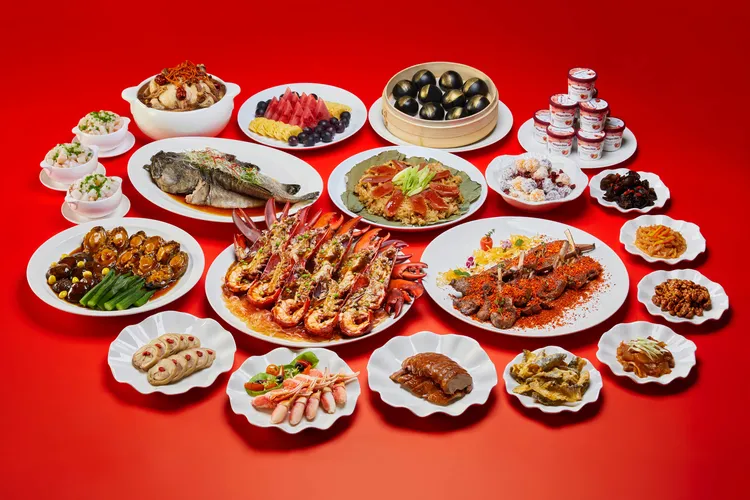 Mega50婚宴美饌精選上等食材，排盤大氣，供應多種價位桌席，其中又以包含松露葛條蒸龍蝦、干邑嫩肉鮮鮑魚等佳餚的NT$25,800+10%宴席最受新人青睞。業者提供