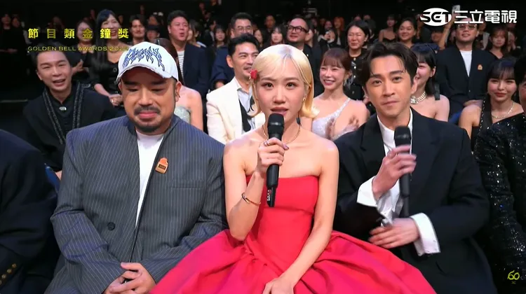 Lulu擠進前任現任中間。翻攝三立電視YT